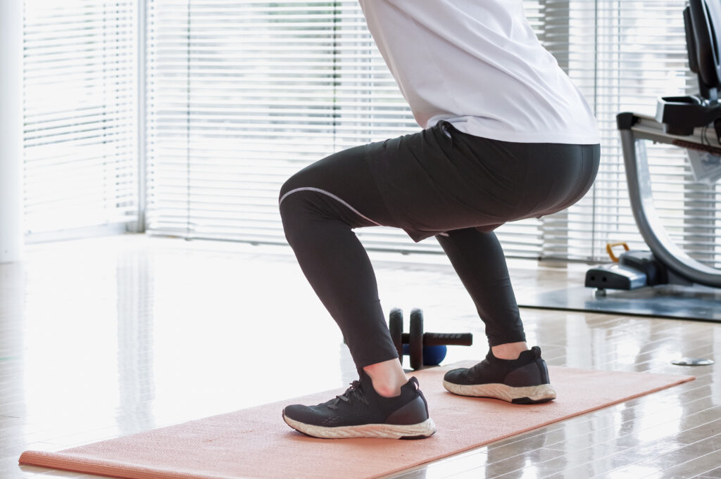 スクワットをする男性